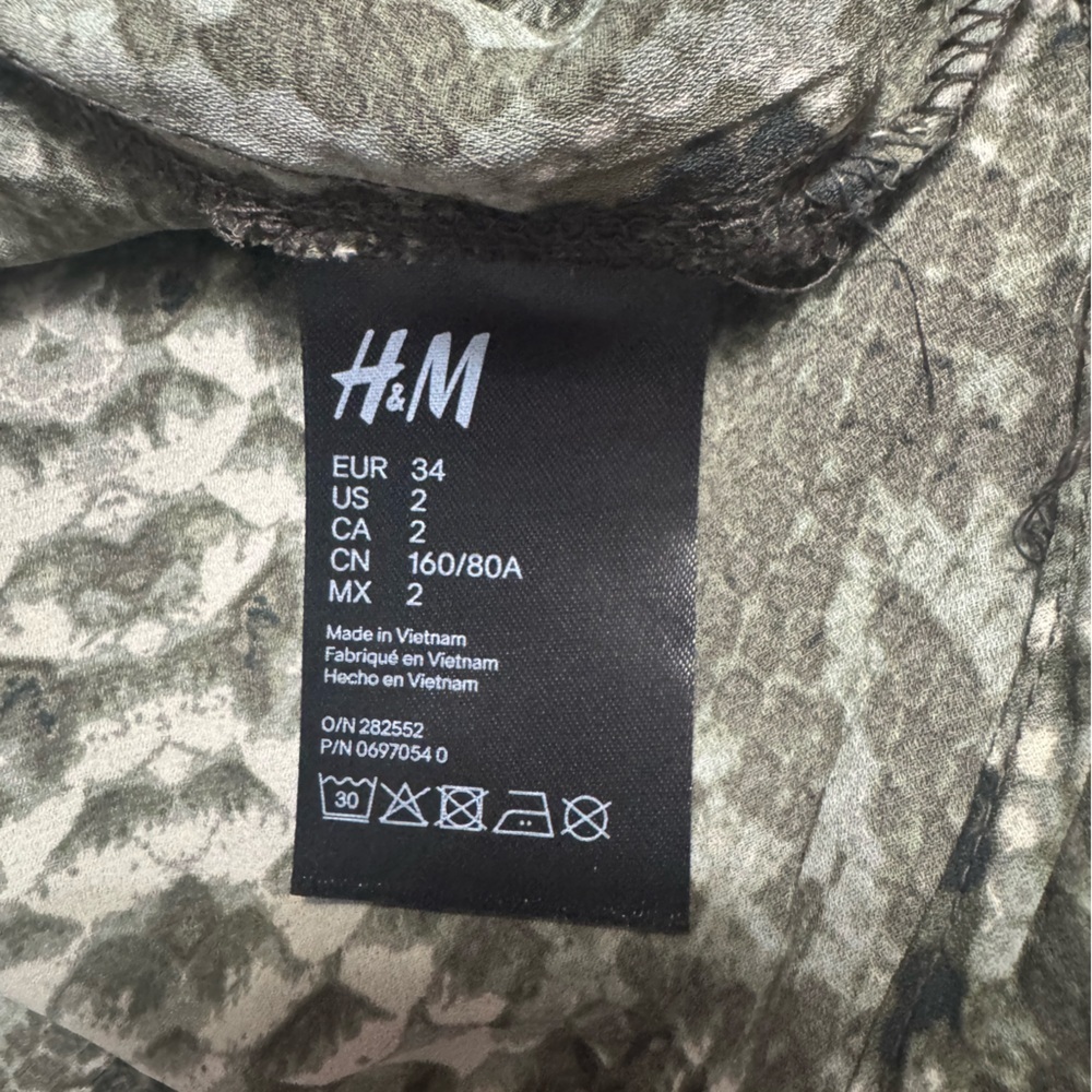 47. H&M Snakeskin Green Patterned Button-Up Shirt Size 2 - Picture 8 of 9